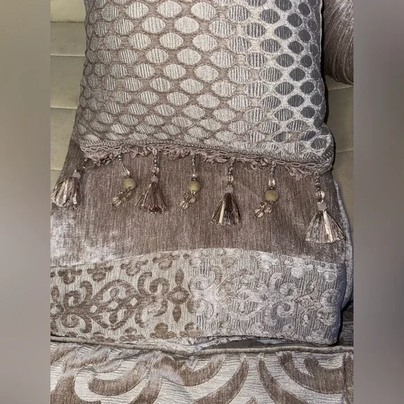 Luxurious Queen size Cream and Tan/Gray Comforter Set, Ornate,like new+3 pillows - Picture 6 of 15